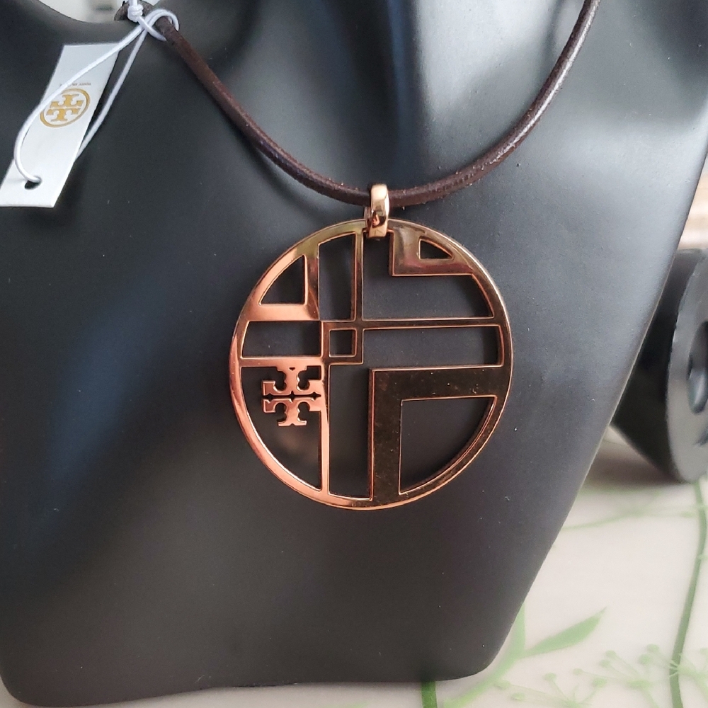 NWT Tory Burch Chevron Round Pendant Necklace Leather Cord